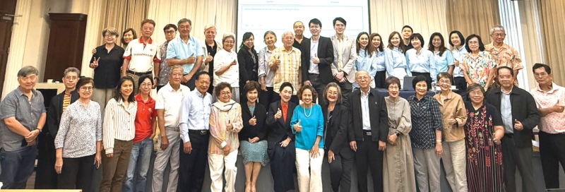ผู้สูงวัย...ตาม AI ให้ทัน : สมาคมธรรมศาสตร์ ในพระบรมราชูปถัมภ์ ร่วมกับ เชาวรัตน์ เชาวน์ชวาลนิล นายกสมาคมนักศึกษาเก่าคณะพาณิชยศาสตร์และการบัญชี
มหาวิทยาลัยธรรมศาสตร์ จัดอบรมเรื่อง “AI for Senior Users” รุ่นที่ 1 ให้แก่คณะกรรมการสมาคมธรรมศาสตร์ฯ (อายุเกิน 70 ปี) อาทิ ผาณิต พูนศิริวงศ์, กำธร
วังอุดม, จำกัดธิต ศิริพูนทรัพย์, ชัยศักดิ์ อังค์สุวรรณ, ประจวบ ตยาคีพิสุทธิ์, พรชัย กิตติปัญญางาม และบรรดาศิษย์เก่า อาทิ อ.สวาท แย้มวงษ์ศรี โดยมี อ.ปฐมพงศ์ สิรชัยรัตน์ และ อ.เฉลิมเกียรติ สิรชัยรัตน์ เป็นวิทยากร ที่ สมาคมธรรมศาสตร์ ในพระบรมราชูปถัมภ์ ซอยงามดูพลี เขตสาทร กรุงเทพมหานคร