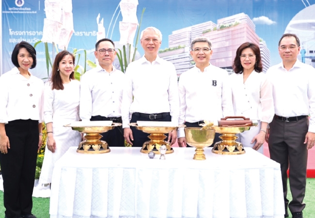 สิริมงคล : ศ.คลินิก นพ.อาทิตย์ อังกานนท์ คณบดีคณะแพทยศาสตร์ โรงพยาบาล
รามาธิบดี และ ประธานคณะกรรมการบริหาร มูลนิธิรามาธิบดีฯ จัดพิธีบวงสรวง
เจริญพระพุทธมนต์แผ่นศิลาฤกษ์ อาคารโรงพยาบาลรามาธิบดีและย่านนวัตกรรมโยธี
โดยมีผู้บริหารคณะแพทยศาสตร์ รพ.รามาธิบดี และมูลนิธิรามาธิบดีฯ ร่วมพิธี