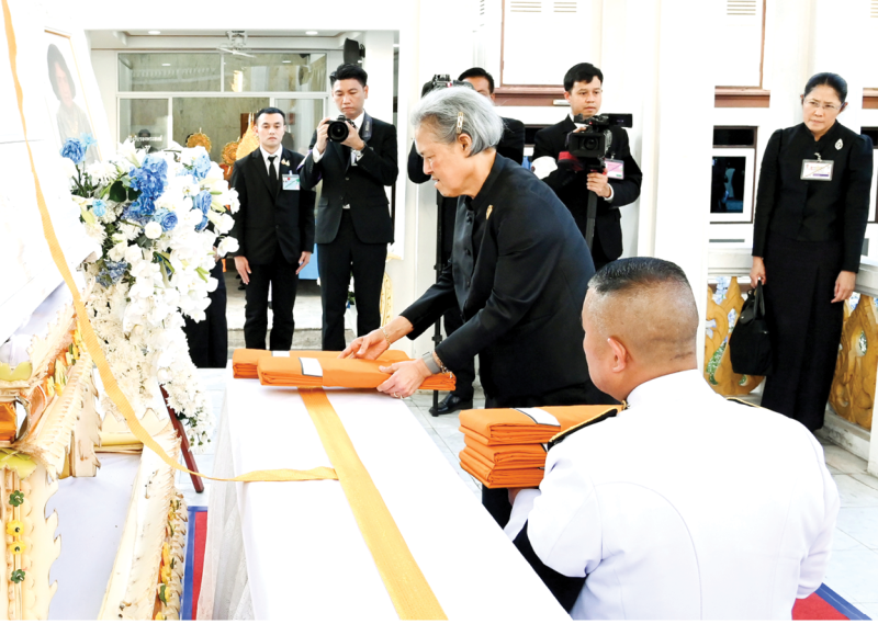 สมเด็จพระกนิษฐา
ธิราชเจ้า กรมสมเด็จพระเทพ
รัตนราชสุดาฯ สยามบรมราชกุมารี เสด็จพระราชดำเนินไป
ในการพระราชทาน
เพลิงศพ หม่อมนวลศรี
สวัสดิวัตน์ ณ อยุธยา
สมาชิกกิตติมศักดิ์
ของมูลนิธิชีวิตพัฒนาในพระอุปถัมภ์สมเด็จพระเจ้าบรมวงศ์เธอ เจ้าฟ้ากัลยาณิวัฒนา กรมพระนราธิวาสราชนครินทร์
บดินทรเชษฐภคินี ที่ดำเนินงานสาธารณประโยชน์
ณ วัดมกุฏกษัตริยาราม
ราชวรวิหาร กรุงเทพมหานคร เมื่อวันอาทิตย์ที่ 24 พฤษภาคม 2569