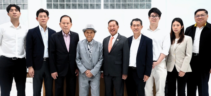 อายุมั่นขวัญยืน : ประจักษ์ ตั้งคารวคุณ ประธานผู้ก่อตั้ง บมจ.ทีโอเอ เพ้นท์ (ประเทศไทย) ร่วมอวยพรในโอกาสวันคล้าย
วันเกิดครบรอบ 93 ปีของ ทองไทร บูรพชัยศรี ผู้ก่อตั้ง และ ประธานกรรมการบริหารกลุ่มบริษัทเมโทรแมชีนเนอรี่ โดยมี วิบูลย์
เลาหพงศ์ชนะ ผู้ก่อตั้ง และ ประธานกรรมการ บจก.กรุงไทยแทรคเตอร์, ศราวุฒิ เลาหพงศ์ชนะ, วีระ บูรพชัยศรี กก.ผจก.ใหญ่
บจก.เมโทรแมชีนเนอรี่, รวิภา - วรัชญ์ - ศรัณย์ บูรพชัยศรี และ สมชัย เจริญวานิช ร่วมงาน ที่ สนง.ใหญ่ บจก.เมโทรแมชีนเนอรี่