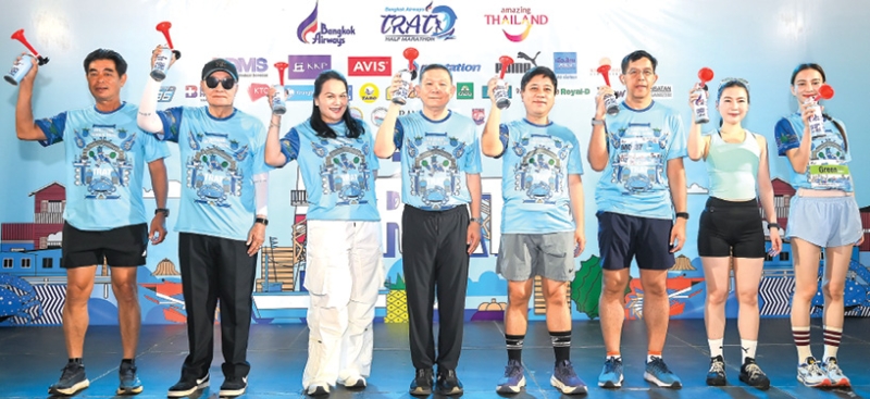 “บางกอกแอร์เวย์ส ตราด ฮาล์ฟมาราธอน 2026” : คมกริช งามวงศ์วิโรจน์ ผอ.แผนกลูกค้ารายใหญ่ฯ บมจ.การบินกรุงเทพ หรือ สายการบินบางกอกแอร์เวย์ส ร่วมกับ การท่องเที่ยวแห่งประเทศไทย จัดการแข่งขัน
วิ่งประจำปี “บางกอกแอร์เวย์ส บูทีค ซีรีส์ 2026” ต่อเนื่องปีที่ 8 เพื่อส่งเสริมการท่องเที่ยวเชิงกีฬาพร้อม
กระตุ้นเศรษฐกิจและสร้างรายได้สู่ท้องถิ่น โดยมี พิริยะ ฉันทดิลก ผวจ.ตราด ร่วมงาน ที่สนามกีฬากลาง จ.ตราด