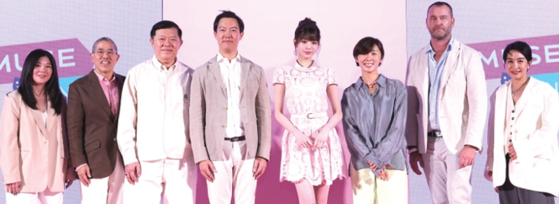 สาขาแรกในไทย : ไท จิราธิวัฒน์ Chief Executive Officer, Central Brand & Specialty (CBS) พร้อมด้วย
เดเมียน โมโฮท์ President of Central Marketing Group (CMG) ร่วมกันเปิด “AMUSE in Bangkok”
แบรนด์ความงามจากประเทศเกาหลีใต้ อย่างเป็นทางการแต่เพียงผู้เดียวในประเทศไทย พร้อมรุกตลาด
K-Beauty โดยมี พิชัย-อิศเรศ จิราธิวัฒน์, ซึงมิน ลี CEO AMUSE ร่วมงาน ที่ศูนย์การค้าเซ็นทรัลเวิลด์