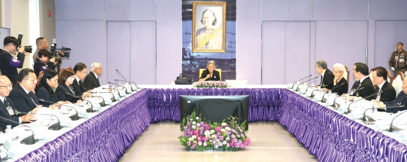 สมเด็จพระกนิษฐาธิราชเจ้า กรมสมเด็จพระเทพรัตนราชสุดาฯ สยามบรมราชกุมารี เสด็จพระราชดำเนินไปทรงเป็นประธานการประชุมสามัญคณะกรรมการศิริราชมูลนิธิ
ประจำปี 2569 โดยมีระเบียบวาระการประชุม รวมถึงรายงานผลการดำเนินงานต่างๆ อาทิ ผลการดำเนินงานของศิริราชมูลนิธิ ปี 2568, รายงานความคืบหน้า “โครงการเฉลิมพระเกียรติสมเด็จพระกนิษฐาธิราชเจ้า กรมสมเด็จพระเทพรัตนราชสุดาฯ สยามบรมราชกุมารี 72 พรรษา” เพื่อรักษาผู้ป่วยด้อยโอกาสที่มีค่าใช้จ่ายสูง
และใช้เทคโนโลยีขั้นสูง ณ อาคารเฉลิมพระเกียรติ โรงพยาบาลศิริราช เขตบางกอกน้อย กรุงเทพมหานคร เมื่อวันอังคารที่ 26 พฤษภาคม 2569 เวลา 15.03 น.