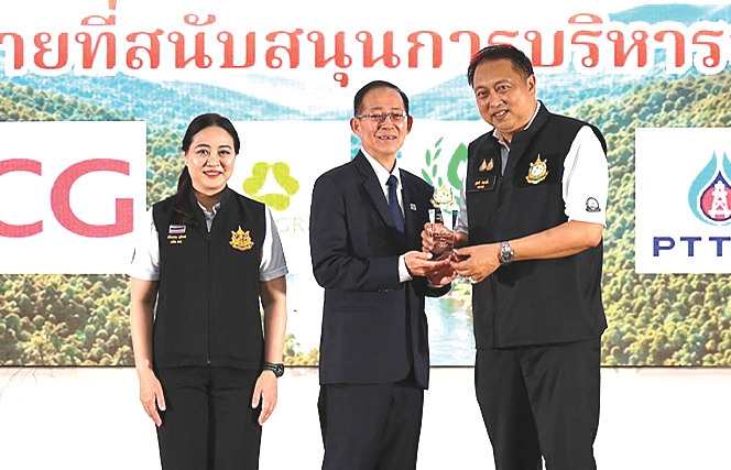 ร่วมด้วยช่วยกัน : สุชาติ ชมกลิ่น รมว.ทรัพยากรธรรมชาติและสิ่งแวดล้อม เปิดงาน “วันป่าชุมชนแห่งชาติ
ประจำปี 2569” พร้อมมอบโล่ประกาศเกียรติคุณให้แก่ บุญเสริม เจริญวัฒน์ ผอ.อาวุโส ธุรกิจอาหาร
สัตว์บก บมจ.เจริญโภคภัณฑ์อาหาร (ซีพีเอฟ) ในฐานะองค์กรดีเด่นที่สนับสนุนภารกิจของกรมป่าไม้
ด้วยการผนึกกำลังกับชุมชนในพื้นที่จังหวัดลำพูน ดำเนินโครงการป้องกันไฟป่าและแก้ไขปัญหาฝุ่น PM2.5