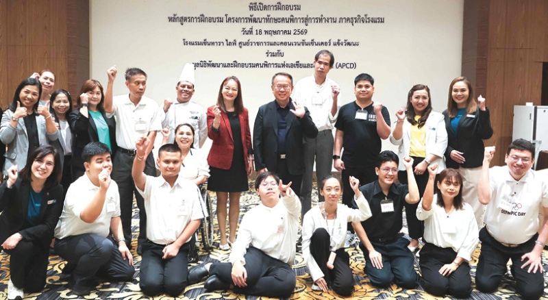 เตรียมความพร้อม : กาญจนา เรืองสิริวิชญกุล ผจก.ทั่วไป โรงแรมเซ็นทารา ไลฟ์ ศูนย์ราชการและคอนเวนชัน
เซ็นเตอร์ แจ้งวัฒนะ พิรุณ ลายสมิต ผอ.บริหารศูนย์พัฒนาและฝึกอบรมคนพิการแห่งเอเชียและแปซิฟิก
(APCD) ร่วมกันเปิดการฝึกอบรม “โครงการพัฒนาทักษะคนพิการสู่การทำงาน ภาคธุรกิจโรงแรม” เพื่อสร้าง
ทักษะการทำงานให้ผู้พิการเข้าสู่ภาคธุรกิจโรงแรมอย่างมืออาชีพ ที่ โรงแรมเซ็นทารา ไลฟ์ ศูนย์ราชการฯ