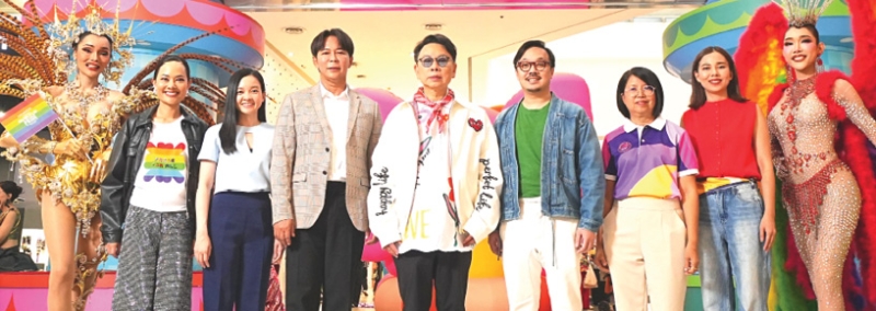 ยิ่งใหญ่ต่อเนื่องปีที่ 7 : ดร.ณัฐกิตติ์ ตั้งพูลสินธนา กก.ผจก.ใหญ่ สายงานการตลาด บมจ.เซ็นทรัลพัฒนา และ
คุณายุธ เดชอุดม Asset Director, Central World and Central Park จัดงาน Thailand’s Pride Celebration
2026 “Pride For All” ชูศักยภาพประเทศไทยสู่การเป็นเจ้าภาพ World Pride 2030 ย้ำบทบาท The Pioneer
of Equality ผู้ริเริ่มงาน Pride Month ให้ศูนย์การค้าเซ็นทรัลทั่วประเทศเป็นพื้นที่ยอมรับทุกความหลากหลาย
