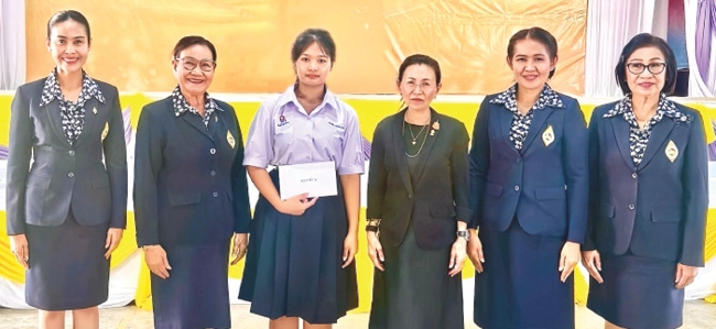 ทุนการศึกษาพระราชทาน : ทิพวิภา สุวรรณรัฐ ประธานคณะกรรมการฝ่ายทุนการศึกษา มูลนิธิร่วมจิตต์น้อมเกล้าฯ เพื่อเยาวชนฯ ร่วมพิธีมอบทุนการศึกษาพระราชทานแก่นักเรียน ชั้น ม.4 โรงเรียนบางระจันวิทยา อ.บางระจัน จ.สิงห์บุรี
ในโครงการสืบสานพระราชปณิธาน รักษาและต่อยอดพระบรมราโชบายฯ ที่ จ.สิงห์บุรี