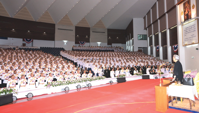 สมเด็จพระกนิษฐาธิราชเจ้า กรมสมเด็จพระเทพรัตนราชสุดาฯ สยามบรมราชกุมารี ผู้บัญชาการพิเศษ โรงเรียนนายร้อยพระจุลจอมเกล้า เสด็จพระราชดำเนิน
ไปทรงเป็นประธานในพิธีไหว้ครูและพระราชทานเหรียญรางวัลการศึกษาแก่นักเรียนนายร้อย ประจำปีการศึกษา 2569 และพิธีมุทิตาจิตแด่อดีตครู อาจารย์
โรงเรียนนายร้อยพระจุลจอมเกล้า ณ หอประชุม โรงเรียนนายร้อยพระจุลจอมเกล้า อำเภอเมืองนครนายก จังหวัดนครนายก เมื่อวันพฤหัสบดีที่ 28 พฤษภาคม 2569 เวลา 10.05 นาที (ซึ่งในปีการศึกษา 2569 ทรงสอน 2 วิชา คือ ชั้นปีที่ 4 วิชาประวัติศาสตร์สหราชอาณาจักร และชั้นปีที่ 5 วิชาประวัติศาสตร์ร่วมสมัย)