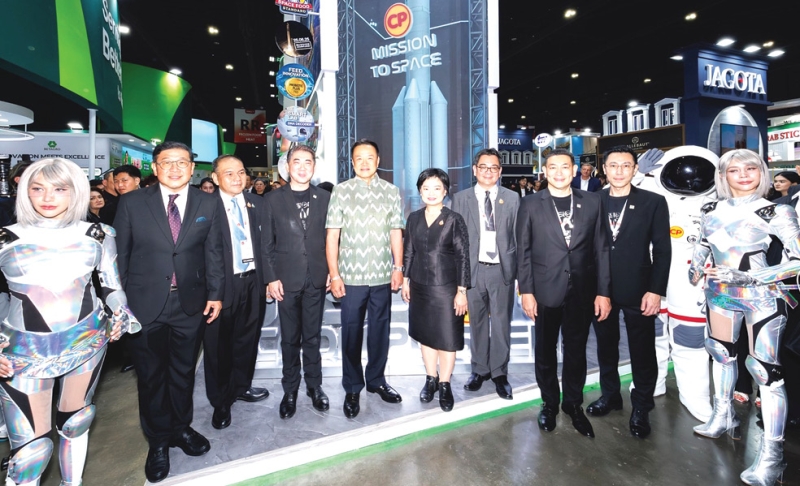 คุณค่าทางโภชนาการ : อนุทิน ชาญวีรกูล นายกรัฐมนตรี และ รมว.มหาดไทย เปิดงาน “THAIFEX-Anuga Asia 2026”
พร้อมเยี่ยมชมบูธ บริษัท เจริญโภคภัณฑ์อาหาร จำกัด (มหาชน) หรือ CPF ภายใต้แนวคิด “Food Innovation
for Wellness” โดยมี ประสิทธิ์ บุญดวงประเสริฐ ประธานคณะผู้บริหาร CPF ต้อนรับ และนำชมนวัตกรรมอาหารเพื่อ
สุขภาพที่ดีสำหรับทุกคน สะท้อนศักยภาพประเทศไทยสู่การเป็นศูนย์กลางนวัตกรรมอาหารแห่งภูมิภาค ที่อิมแพ็ค เมืองทองธานี