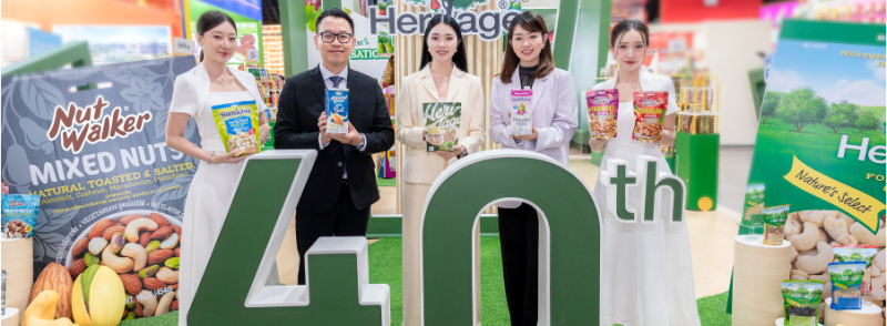 ฉลองครบ 40 ปี : วศธร พลไพศาล ผู้บริหารระดับสูง พร้อมด้วย วลัยทิพย์ ซื่อตรงมั่นคง ผอ.ฝ่ายสื่อสารองค์กร และ สุริยา มูลศรี ผอ.ฝ่ายขาย เครือเฮอริเทจ ผู้ผลิตและจัดจำหน่ายอาหารและเครื่องดื่มเพื่อสุขภาพ นำผลิตภัณฑ์ในเครือ จัดแสดงในงาน “THAIFEX – Anuga Asia 2026” ภายใต้คอนเซ็ปต์ “Chapter 40: The Library of Wellness” ที่มุ่งพัฒนานวัตกรรมอาหารเพื่อสุขภาพควบคู่ไปกับการดำเนินธุรกิจอย่างยั่งยืน