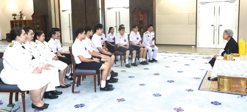 พระบาทสมเด็จพระเจ้าอยู่หัว ทรงพระกรุณาโปรดเกล้าฯ ให้ สมเด็จพระกนิษฐาธิราชเจ้า กรมสมเด็จพระเทพรัตนราชสุดาฯ สยามบรมราชกุมารี เสด็จออกแทนพระองค์
พระราชทานพระราชวโรกาสให้ นายปิยวัฒน์ ศิวรักษ์ เลขาธิการคณะกรรมการข้าราชการพลเรือน พร้อมด้วย คณะผู้บริหารและข้าราชการ สำนักงานคณะกรรมการข้าราชการพลเรือน นำ นักเรียนทุนเล่าเรียนหลวง ประจำปี 2569 หน่วยแผนการเรียนวิทยาศาสตร์ หน่วยแผนการเรียนภาษา และหน่วยแผนการเรียนภาษาและคณิตศาสตร์ เฝ้าทูลละอองพระบาท รับพระราชทานพระราโชวาท ก่อนเดินทางไปศึกษา ณ สถาบันการศึกษาในต่างประเทศ เมื่อวันพุธที่ 27 พฤษภาคม 2569