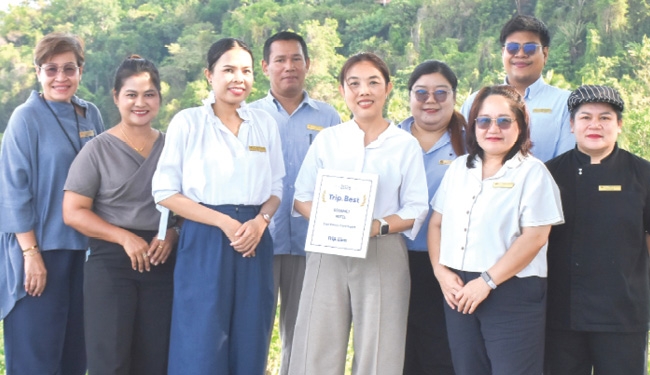 ฉลองความสำเร็จ : วินัสดา วัชรนุกูลเกียรติ ผจก.ทั่วไป โรงแรมเคปพันวา ภูเก็ต
และคณะผู้บริหาร พร้อมด้วยพนักงานโรงแรมฯ ร่วมกันยินดีในโอกาสที่ โรงแรมเคปพันวา ภูเก็ต ได้รับรางวัล Trip.Best 2026 ประเภท Premium Hotel จากการจัดอันดับผ่านการจองและคะแนนรีวิวจากประสบการณ์จริงของผู้เข้าพักจริง