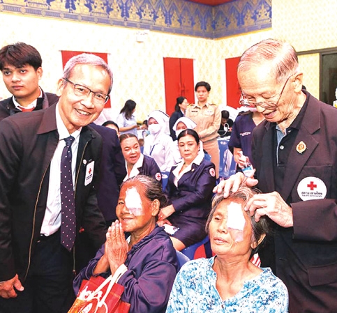 เฉลิมพระเกียรติ : ดร.อภิชาติ ชินวรรโณ ผู้ช่วยเลขาธิการ
สภากาชาดไทย เปิดโครงการ “รถคลินิกจักษุศัลยกรรมเคลื่อนที่
สภากาชาดไทยฯ” ในโอกาสเฉลิมพระชนมพรรษา 4 รอบ สมเด็จ
พระนางเจ้าสุทิดา พัชรสุธาพิมลลักษณ พระบรมราชินี ที่จังหวัดภูเก็ต