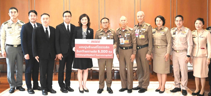 สร้างถนน : พล.อ.ไพบูลย์ คุ้มฉายา องคมนตรี และรองประธานกรรมการมูลนิธิภูบดินทร์ฯ รับมอบปูนอินทรีเพชรพลัส 6,000 ถุง จาก ดร.สุนีย์ ศรไชยธนะสุข และ มนตรี นิธิกุล ปธ.จนท.บห.ธุรกิจปูนซีเมนต์ฯ
บมจ.ปูนซีเมนต์นครหลวง เพื่อก่อสร้างถนนในพื้นที่ทุรกันดาร อ.สังขละบุรี จ.กาญจนบุรี โดยมี อรรถพล เจริญชันษา
อธิบดีกรมอุทยานแห่งชาติฯ และ วริษฐา สงวนเสริมศรี ผวจ.กาญจนบุรี ร่วมพิธี ณ ทำเนียบองคมนตรี