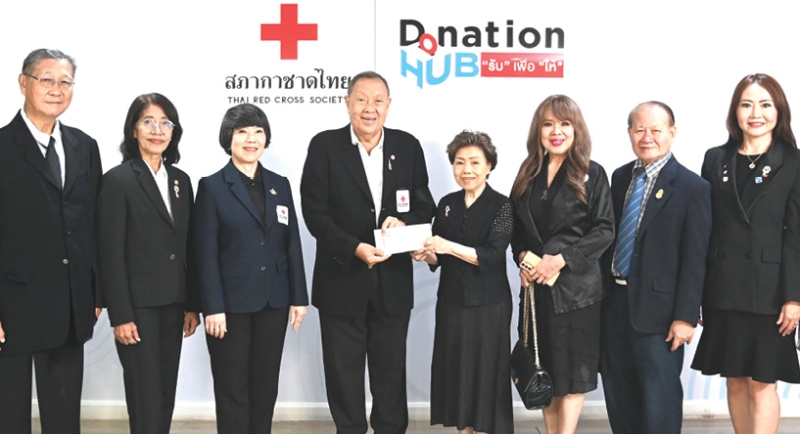 บำรุงสภากาชาดไทย : ขรรค์ ประจวบเหมาะ ผอ.สำนักงานจัดหารายได้ สภากาชาดไทย รับมอบเงิน 1,000,000 บาท จากการออกร้านงานกาชาด ประจำปี 2568 จาก ศรีฟ้า ศิริอุดมเศรษฐ ผู้ว่าการภาค 3350
โรตารีสากล และ ดร.วริษฐา เกริกกฤตยา นายกสโมสรโรตารี กรุงเทพ-รัชดาภิเษก โดยมี จันทร์ประภา
วิชิตชลชัย รอง ผอ.สำนักงานจัดหารายได้ สภากาชาดไทย ร่วมรับมอบ ที่ Donation HUB สภากาชาดไทย