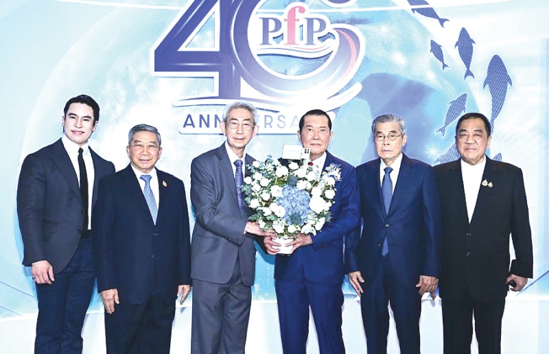 4 ทศวรรษ : กิตติพงษ์ เตรัตนชัย นายกกิตติมศักดิ์เกียรติคุณถาวร สมาคมวิเทศพาณิชย์ไทย-จีน ร่วมแสดงความยินดีกับ ทวี ปิยะพัฒนา ประธานกรรมการ บริษัท แปซิฟิคแปรรูปสัตว์นํ้า จำกัด (PFP) ในงานฉลองครบรอบ 40 ปี PFP ภายใต้แนวคิด “40 Years of Legacy, Beyond
the Horizon : ก้าวสู่เวทีโลกอย่างยั่งยืน” โดยมี ดร.สมศักดิ์ ลีสวัสดิ์ตระกูล นายกสมาคมศิษย์เก่ามหาวิทยาลัยมหิดล ในพระบรมราชูปถัมภ์,
ดร.พจน์ อร่ามวัฒนา ประธานกรรมการหอการค้าไทย, สมเกียรติ เหล่าทวีสุข รองประธานหอการค้าไทย-จีน ร่วมยินดี ที่ศูนย์การประชุมแห่งชาติสิริกิติ์