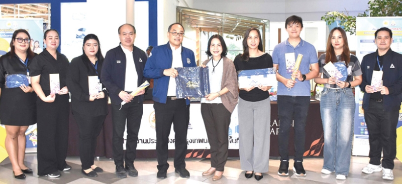 สนับสนุนพื้นที่ : จรูญรัตน์ สาลี กก.ผจก.บจก.พาราไดซ์ พาร์ค ต้อนรับ สราวุธ สุขสวรรค์ ผอ.สำนักงานประกันสังคม
กรุงเทพมหานคร พื้นที่ 8 ในกิจกรรมออกหน่วยบริการเคลื่อนที่ให้บริการแบบเบ็ดเสร็จ Service Delivery Unit
(SDU) เพื่อประชาสัมพันธ์และสร้างการรับรู้เกี่ยวกับสิทธิประโยชน์ของกองทุนประกันสังคมและกองทุนเงินทดแทน สำหรับผู้ประกันตนตามมาตรา 33, 39 และ 40 ที่ศูนย์การค้าพาราไดซ์ พาร์ค ศรีนครินทร์