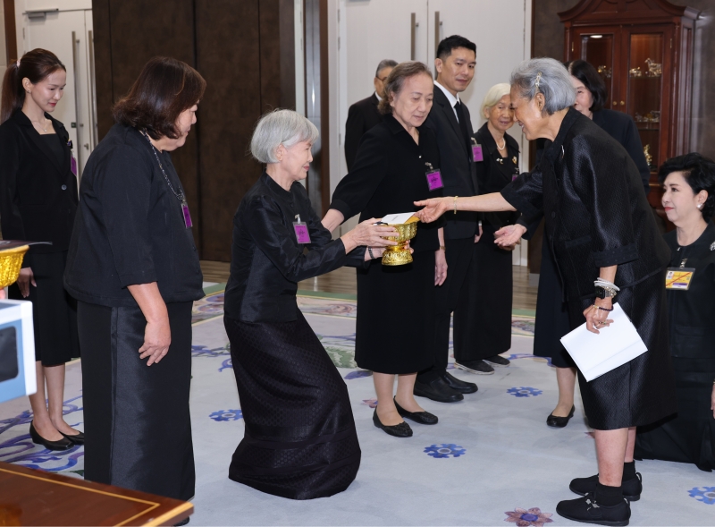 สมเด็จพระกนิษฐา
ธิราชเจ้า กรมสมเด็จพระเทพรัตนราช
สุดาฯ สยามบรมราชกุมารี เสด็จออก ณ วังสระปทุม พระราชทานพระราชวโรกาสให้ นางสาววิลาวรรณ วนดุรงค์วรรณ กรรมการและเหรัญญิก มูลนิธิชัย
พัฒนา นำ นางสาวน้ำทิพย์ มัทย์พงษ์ถาวร และคณะ เฝ้าฯ ทูลเกล้าฯ ถวายเงินสมทบทุนมูลนิธิชัยพัฒนา