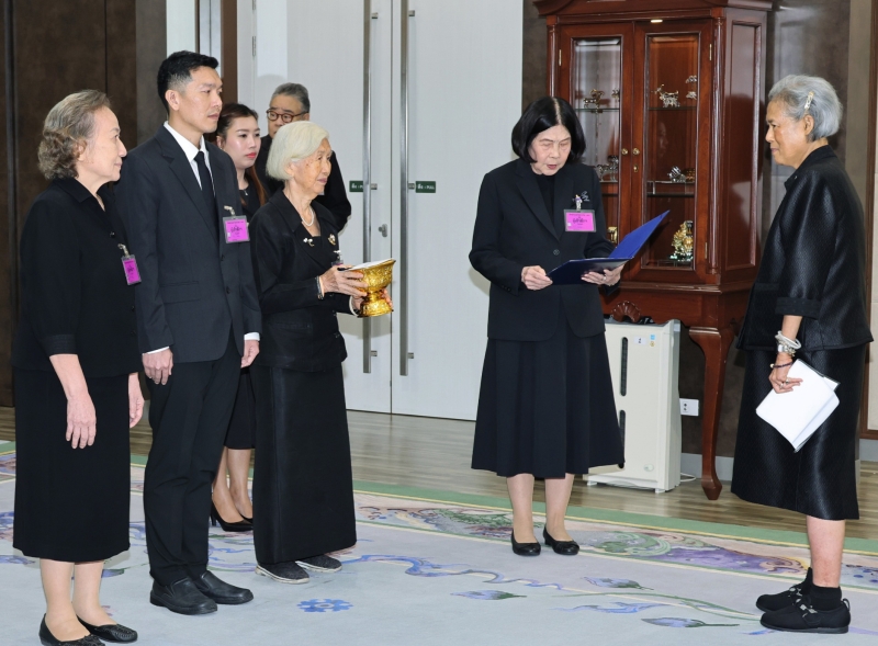 สมเด็จพระกนิษฐา
ธิราชเจ้า กรมสมเด็จพระเทพรัตนราชสุดาฯ สยามบรมราชกุมารี เสด็จออก ณ วังสระปทุม พระราชทานพระราชวโรกาสให้ เหรัญญิกมูลนิธิชัยพัฒนานำ นางลัดดา รัตนวิชัย และคณะ เฝ้าฯ
ทูลเกล้าทูลกระหม่อมถวายเงินสมทบทุนมูลนิธิชัยพัฒนา เมื่อวันพฤหัสบดีที่ 4 มิถุนายน 2569 เวลา 09.00 น.