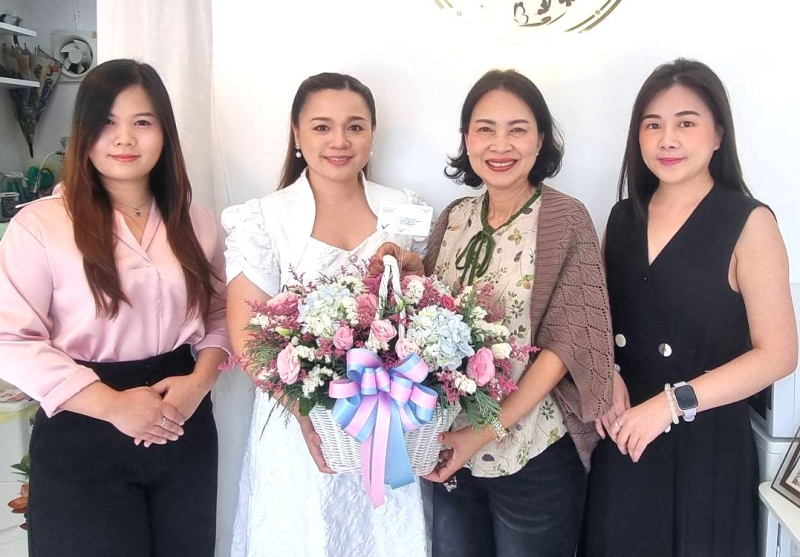 เปิดสาขาที่ 2 : จรูญรัตน์ สาลี กก.ผจก.บจก.พาราไดซ์ พาร์ค ร่วมยินดีกับ สุณีรัตน์ ธนทัศนีย์ชัย เจ้าของ GRACIAS Beauty Care Academy และ ผอ.ศูนย์การเรียนรู้ ภูมิปัญญาการแพทย์แผนไทย กราเชียส บิวตี้ แคร์ อะเคเดมี่ ในโอกาสเปิด GRACIAS Beauty Care Academy เปิดสาขา 2 ที่ ศูนย์การค้าพาราไดซ์ พาร์ค