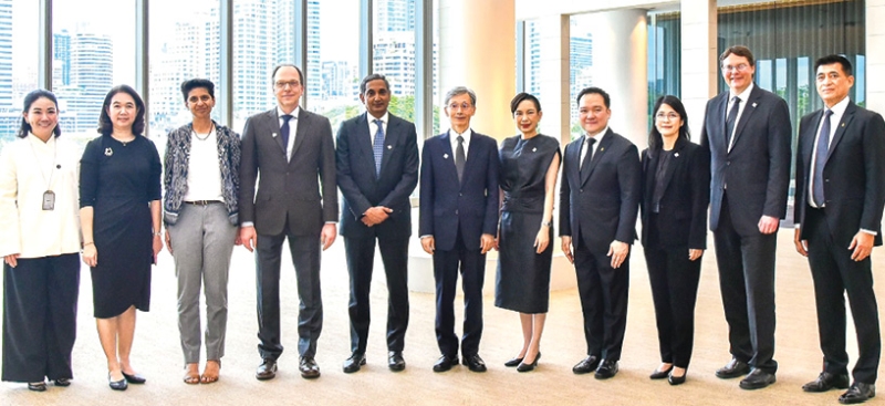 ประชาคมโลก : ปณต สิริวัฒนภักดี ประธานกรรมการบริหาร ศูนย์การประชุมแห่งชาติสิริกิติ์ ต้อนรับ มร.เคนจิ
โอกามูระ รอง กก.ผจก.กองทุนการเงินระหว่างประเทศ (IMF) ในโอกาสเยี่ยมชมและติดตามความคืบหน้า
การเตรียมการประชุม “2026 IMF-World Bank Group Annual Meetings” ซึ่งมีความคืบหน้าเป็นไปตามแผน
ที่กำหนดไว้ โดยประเทศไทยจะเป็นเจ้าภาพ ระหว่างวันที่ 12-18 ตุลาคม 2569 ที่ ศูนย์การประชุมแห่งชาติสิริกิติ์
