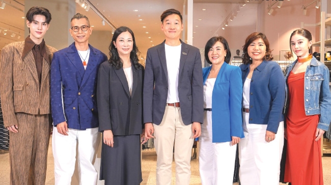 ครบทุกไลฟ์สไตล์ : ขวัญแก้ว สิริจินดา
และ มณีจันทร์ สมิทธิสมบูรณ์ ผู้บริหาร บมจ.เซ็นทรัลพัฒนา ร่วมกับ วีระยุทธ ศัลยประดิษฐ์ จาก ttb จัดแคมเปญ “Spend Like a Pro” เพื่อการใช้จ่าย
อย่างชาญฉลาด ที่ผสานทั้งความคุ้มค่า
ความสะดวกและสิทธิประโยชน์ในการ
ใช้จ่ายได้ทั้งกินและช้อปพร้อมดีลพิเศษ
จากร้านอาหารชื่อดังที่ร่วมรายการกับบริการ
ttb so goood ถึง 19 กรกฎาคม 2569
ทุกร้านในศูนย์การค้าเซ็นทรัลทั้ง 10 สาขา