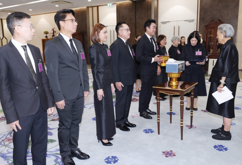 สมเด็จพระกนิษฐาธิราชเจ้า กรมสมเด็จพระเทพรัตนราชสุดาฯ สยามบรมราชกุมารี เสด็จออก ณ วังสระปทุม พระราชทาน
พระราชวโรกาสให้ นางสาววิลาวรรณ วนดุรงค์วรรณ กรรมการ และเหรัญญิก มูลนิธิชัยพัฒนา นำ นายประธานวงศ์ พรประภา
ประธานเจ้าหน้าที่บริหาร กลุ่มธุรกิจเรเว่ และคณะ เฝ้าฯ น้อมเกล้าฯ ถวายรถยนต์ไฟฟ้า ยี่ห้อ BYD ประเภทรถยนต์อเนกประสงค์ (SUV) เพื่อใช้ประโยชน์ในกิจการของมูลนิธิชัยพัฒนา เมื่อวันพฤหัสบดีที่ 4 มิถุนายน 2569 เวลา 09.00 น.
