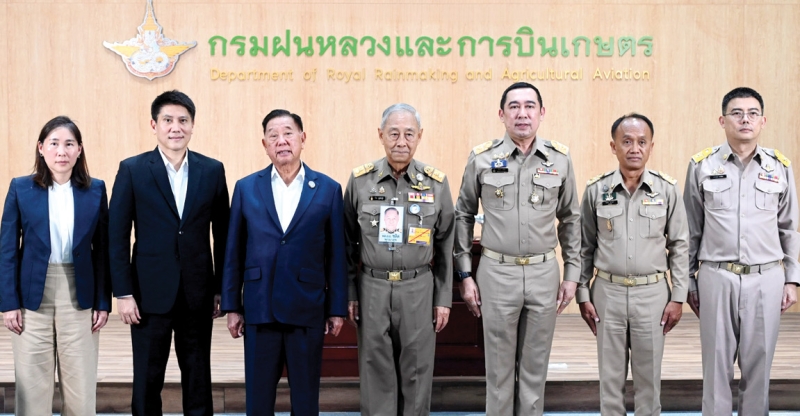 สืบสานโครงการพระราชดำริฝนหลวง : ประจักษ์ ตั้งคารวคุณ ประธานผู้ก่อตั้ง บมจ.ทีโอเอ เพ้นท์ฯ, จตุภัทร์ ตั้งคารวคุณ ประธานเจ้าหน้าที่บริหาร
และ บุศทรี หวั่งหลี มอบเงินจำนวน 50 ล้านบาท สมทบทุนมูลนิธิฝนหลวง ในพระบรมราชูปถัมภ์ เพื่อจัดสร้างโรงผลิตสารฝนหลวง (น้ำแข็งแห้ง)
แห่งที่ 7 จังหวัดนครสวรรค์ โดยมี พล.อ.อ.ชลิต พุกผาสุข องคมนตรี, วิทยา แก้วมี อธิบดีกรมฝนหลวงและการบินเกษตร พร้อมด้วย ไพจิต เค้าเกล้า
และ ปราบพล โล่ห์วีระ 2 รองอธิบดีกรมฝนหลวงฯ ร่วมพิธี ณ กรมฝนหลวงฯ ภายในมหาวิทยาลัยเกษตรศาสตร์ เขตจตุจักร กรุงเทพมหานคร