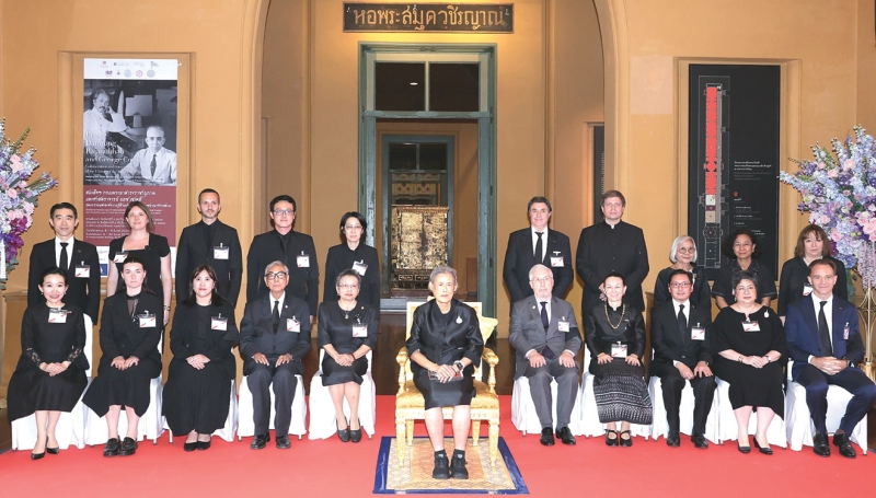 สมเด็จพระกนิษฐาธิราชเจ้า กรมสมเด็จพระเทพรัตนราชสุดาฯ สยามบรมราชกุมารี เสด็จพระราชดำเนินไปทรงเปิดการประชุมวิชาการและนิทรรศการ เรื่อง “สมเด็จฯ
กรมพระยาดำรงราชานุภาพ และศ.ยอช เซเดส์ : จุดบรรจบแห่งองค์ความรู้ด้านประวัติศาสตร์ราชอาณาจักรสยาม” ในโอกาสครบ 340 ปี การติดต่อสัมพันธ์ครั้งแรก
ระหว่างสยาม-ฝรั่งเศส และครบ 170 ปี แห่งการสถาปนาความสัมพันธ์ทางการทูตไทย-ฝรั่งเศส รำลึกถึงคุณูปการของสมเด็จพระเจ้าบรมวงศ์เธอ กรมพระยาดำรง
ราชานุภาพ พระบิดาแห่งประวัติศาสตร์ไทย ณ อาคารถาวรวัตถุ (ตึกแดง) เขตพระนคร กรุงเทพมหานคร เมื่อวันจันทร์ที่ 8 มิถุนายน 2569 เวลา 13.29 น.
