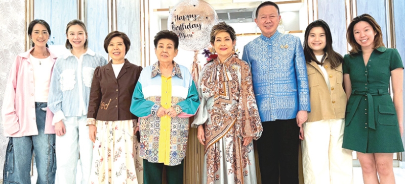 สุขสันต์วันเกิด : จรรย์สมร วัธนเวคิน และ สนั่น อังอุบลกุล ประธานกรรมการอาวุโส หอการค้าไทยไทย ร่วมกัน
จัดงานเลี้ยงฉลองวันคล้ายวันเกิดให้แก่ คุณหญิงณัฐิกา วัธนเวคิน อังอุบลกุล ประธานสหพันธ์สมาคม
สตรีนักธุรกิจและวิชาชีพแห่งประเทศไทยฯ โดยมี ฐิตินันท์ วัธนเวคิน, ปิยะพร - นิธินันท์ - ชไมพร - แพรวพิณญ์
อังอุบลกุล ร่วมงาน ที่ ร้านอาหารจีน Chef Man’s Table at Baan Turtle (บ้านเต่า ซอยสวนพลู) สาทร
