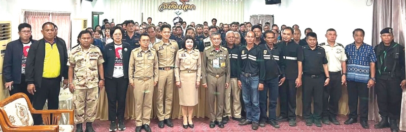 คนและช้างป่า : พล.อ.เฉลิมชัย สิทธิสาท องคมนตรี และประธานกรรมการบริหารมูลนิธิพัชรสุธาคชานุรักษ์ฯ ในพระบรมราชูปถัมภ์ เปิดโครงการ
“ช่วยช้างกลับป่า” ครั้งที่ 4 โดยมี ฉัตรประอร นิยม ผวจ.ฉะเชิงเทรา พร้อมผู้นำองค์กรปกครองส่วนท้องถิ่น หน่วยงานภาคีเครือข่าย และประชาชน
ร่วมกิจกรรมของโครงการฯ อาทิ ปลูกพืชอาหารสัตว์ป่า ได้แก่ ไผ่ป่า ปออีเก้ง หว้า กระท้อน มะหาด พะวา ฯลฯ บนเนื้อที่ 20 ไร่ และการสร้างโป่งเทียม
1 แห่ง รวมทั้งเยี่ยมชมพื้นที่ขุดคูกันช้าง เพื่อฟื้นฟูแหล่งอาหารช้างป่า ที่ อ่างเก็บน้ำ ป่าชุมชนบ้านนายาว ต.ท่ากระดาน อ.สนามชัยเขต จ.ฉะเชิงเทรา