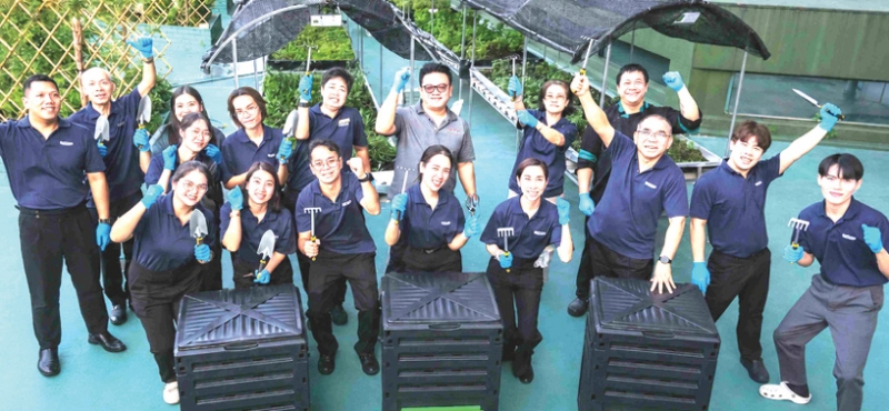 ดูแลสิ่งแวดล้อมอย่างยั่งยืน : วุฒิศักดิ์ พิชญกานต์ ผจก.ทั่วไป โรงแรมเซ็นทารา แกรนด์ฯ ลาดพร้าว จัดกิจกรรม
วันสิ่งแวดล้อมโลก เพื่อสร้างความตระหนักรู้ด้านสิ่งแวดล้อมและส่งเสริมการมีส่วนร่วมในการลดผลกระทบ
จากภาวะโลกร้อน โดยเชิญชวนพนักงานร่วมกิจกรรมปลูกต้นไม้ ปลูกพืชผักออร์แกนิก และผลิตปุ๋ยอินทรีย์หมัก
เพื่อนำไปใช้ประโยชน์ในสวนครัวออร์แกนิกของโรงแรม ที่ โรงแรมเซ็นทารา แกรนด์ฯ ลาดพร้าว