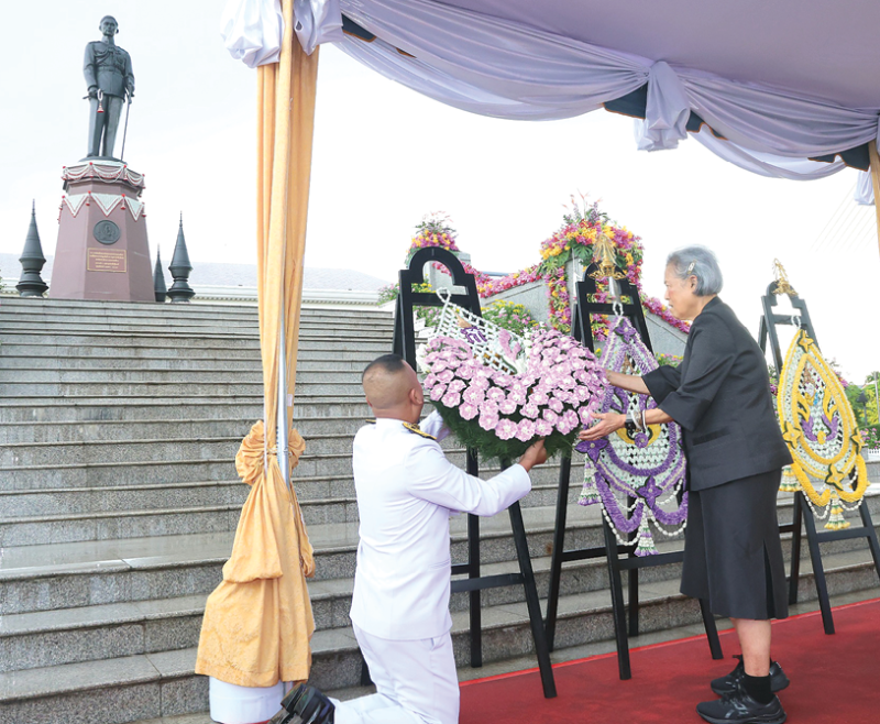 สมเด็จพระกนิษฐาธิราชเจ้า กรมสมเด็จพระเทพรัตนราชสุดาฯ สยามบรมราชกุมารี เสด็จพระราชดำเนินแทนพระองค์ ไปทรงวางพวงมาลา
ถวายราชสักการะ พระบรมราชานุสาวรีย์ พระบาทสมเด็จพระปรเมนทรมหาอานันทมหิดล พระอัฐมรามาธิบดินทร เนื่องในโอกาสวันคล้ายวันสวรรคต
พระบาทสมเด็จพระปรเมนทรมหาอานันทมหิดล พระอัฐมรามาธิบดินทร พระมหากษัตริย์รัชกาลที่ 8 แห่งพระบรมราชจักรีวงศ์ ซึ่งเสด็จ
ขึ้นครองสิริราชสมบัติ เมื่อปี 2477 ณ เชิงสะพานพระราม 8 เขตบางพลัด กรุงเทพมหานคร เมื่อวันอังคารที่ 9 มิถุนายน 2569 เวลา 15.26 น.