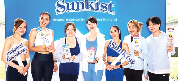 เอาใจคนรักสุขภาพ : วริญ พลไพศาล ผู้บริหาร และ วลัยทิพย์ ซื่อตรงมั่นคง ผอ.ฝ่ายสื่อสารองค์กร เครือเฮอริเทจ ผลิตและจัดจำหน่ายผลิตภัณฑ์อาหารและเครื่องดื่มเพื่อสุขภาพ จัดกิจกรรม “Sunkist xYPS Fuel Your Flow” ชวนเล่นพิลาทิสในสวนยามเช้า ที่ สวนสาธารณะ อุทยาน 100 ปี จุฬาลงกรณ์มหาวิทยาลัย