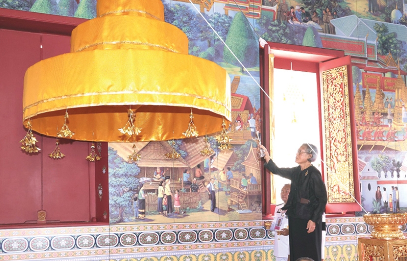 สมเด็จพระกนิษฐาธิราชเจ้า กรมสมเด็จพระเทพรัตนราชสุดาฯ สยามบรมราชกุมารี เสด็จพระราชดำเนินไปในพิธีสมโภชพระอาราม ทรงยกฉัตรขึ้นประดิษฐานเหนือพระพุทธสรรเพชญ พระประธานประจำพระอุโบสถ
และทรงยกฉัตรขึ้นประดิษฐานเหนือพระพุทธโคดม พระประธานประจำพระวิหาร กับทรงยกช่อฟ้าพระอุโบสถ
ณ วัดเครือวัลย์วรวิหาร เขตบางกอกใหญ่ กรุงเทพมหานคร เมื่อวันพุธที่ 10 มิถุนายน 2569 เวลา 14.50 น