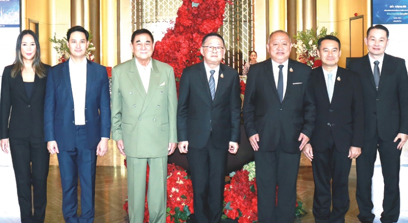 อาชีวศึกษาจีน-ไทย : ดร.อัศวิน อิงคะกุล ประธานกรรมการบริหารมิราเคิล กรุ๊ป ต้อนรับ ประเสริฐ จันทรรวงทอง
รมว.ศึกษาธิการ ในพิธีเปิดการประชุมเชิงปฏิบัติการ “โครงการความร่วมมือด้านอาชีวศึกษาจีน-ไทย
210 สาขา” ครั้งที่ 6 โดยมี ยศพล เวณุโกเศศ เลขาธิการคณะกรรมการการอาชีวศึกษา พร้อม
2 รองเลขาธิการฯ ณรงค์ชัย เจริญรุจิทรัพย์ และ สง่า แต่เชื้อสาย ร่วมงาน ที่โรงแรมอัศวิน แกรนด์ คอนเวนชั่น