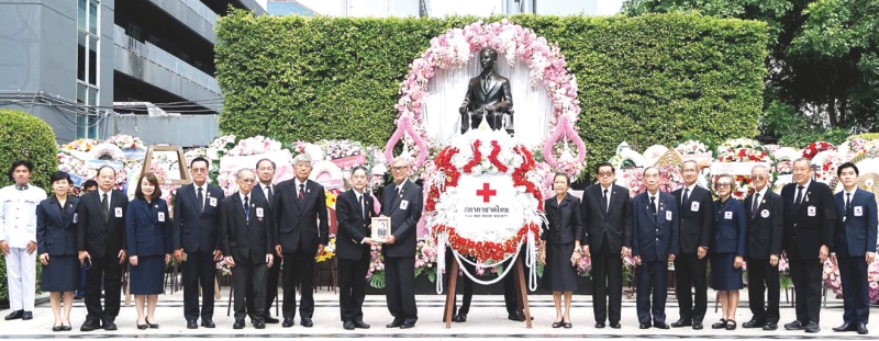 ถวายสักการะ : เตช บุนนาค เลขาธิการสภากาชาดไทย และ รศ.นพ.พินิจ กุลละวณิชย์ ผู้ช่วยเลขาธิการ สภากาชาดไทย พร้อมคณะผู้บริหารและบุคลากรสภากาชาดไทย ร่วมพิธีวางพวงมาลาถวายสักการะ พระบรมราชานุสาวรีย์ พระบาทสมเด็จพระปรเมนทรมหาอานันทมหิดล พระอัฐมรามาธิบดินทร รัชกาลที่ 8 เนื่องใน
วันคล้ายวันสวรรคต วันที่ 9 มิถุนายน เพื่อรำลึกในพระมหากรุณาธิคุณอันหาที่สุดมิได้ของผู้พระราชทานกำเนิด “แพทย์จุฬาฯ” และเป็นแรงบันดาลใจสำคัญในการ
สืบสานเจตนารมณ์แห่งการอุทิศตนเพื่อประโยชน์ต่อผู้ป่วยและสังคมไทย ณ ลานพระบรมราชานุสาวรีย์ รัชกาลที่ 8 โรงพยาบาลจุฬาลงกรณ์ สภากาชาดไทย