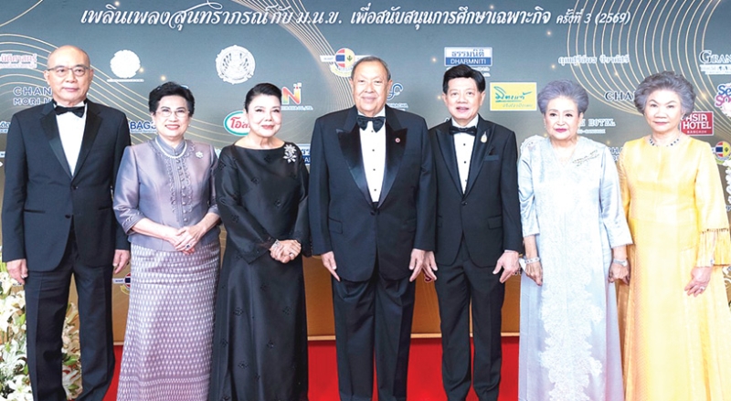 เพื่อการศึกษา : ขรรค์ ประจวบเหมาะ ผู้อำนวยการสำนักงานจัดหารายได้ สภากาชาดไทย เปิดงานกาลาดินเนอร์การกุศล
“เพลินเพลงสุนทราภรณ์กับ ม.น.ข. เพื่อสนับสนุนการศึกษาเฉพาะกิจ ครั้งที่ 3 (2569)” โดยมี อ.สุรวัฒน์ ชมภูพงษ์
ประธานมูลนิธิช่วยนักเรียนที่ขาดแคลน ในพระบรมราชินูปถัมภ์ (ม.น.ข.) ประธานจัดงานฯ พร้อมด้วย อติพร สุนทรสนาน เสนะวงศ์, เอมอร ศรีวัฒนประภา และผู้ร่วมบริจาคทุนการศึกษาให้มูลนิธิฯ ร่วมงาน ที่โรงแรมพูลแมน คิง เพาเวอร์ กรุงเทพ
