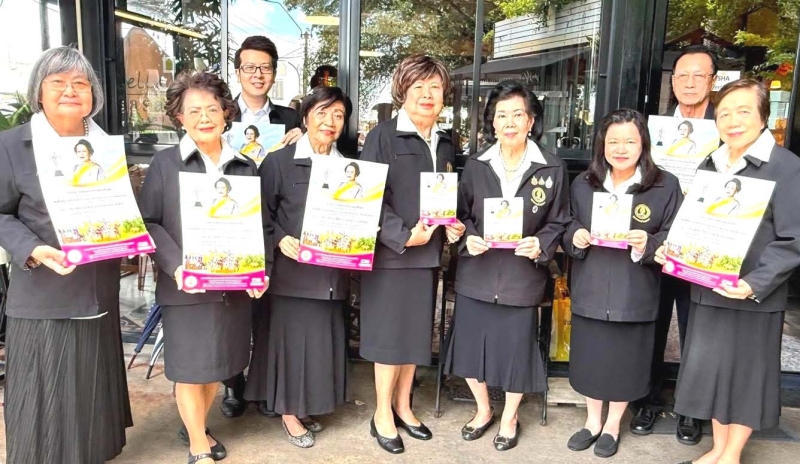 เตรียมความพร้อม : ผศ.พรทิพย์ พุกผาสุข ประธานคณะกรรมการจัดการประกวดสุนทรพจน์เฉลิมพระเกียรติฯ สมาคมนิสิตเก่าจุฬาลงกรณ์มหาวิทยาลัยฯ จัดประชุมเพื่อกำหนดหัวข้อ “พระผู้ทรงเป็นแม่และครูแห่งแผ่นดิน” โดยมี มาลีรัตน์
ปลื้มจิตรชม, สุปาณี รัชไชยบุญ ร่วมประชุม ที่ ร้านอาหารเบลลา คาซ่า บางซื่อ