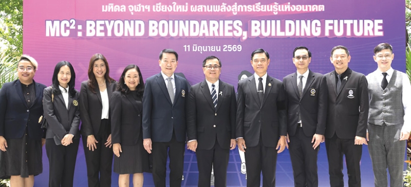 พลิกโฉมอุดมศึกษาไทย : ศ.นพ.ปิยะมิตร ศรีธรา อธิการบดี มหาวิทยาลัยมหิดล, ศ.ดร.วิเลิศ ภูริวัชร
อธิการบดี จุฬาลงกรณ์มหาวิทยาลัย และ ศ.ดร.นพ.พงษ์รักษ์ ศรีบัณฑิตมงคล อธิการบดี มหาวิทยาลัย
เชียงใหม่ ร่วมกันแถลงความคืบหน้าโครงการ MC ² GenEd (Mahidol-Chula-Chiang Mai General
Education) ระบบเรียนรู้รายวิชาทั่วไปข้ามมหาวิทยาลัย เตรียมบัณฑิตให้พร้อมรับโลก AI และอนาคต