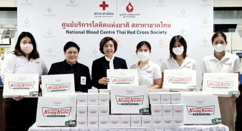 วันผู้บริจาคโลหิตโลก : ดร.อุษณีย์ มหากิจศิริ ลีโอณีโอ ประธาน บจก.เคเอฟยู ส่งทีมพนักงานจิตอาสา
เป็นตัวแทนมอบโดนัท คริสปี้ ครีม ให้แก่ ปิยนันท์ คุ้มครอง ผช.ผอ.ด้านจัดหาโลหิตและภาพลักษณ์องค์กร
สภากาชาดไทย เพื่อร่วมสนับสนุนการรณรงค์ให้ประชาชนตระหนักถึงความสำคัญของการบริจาคโลหิต
และแทนคำขอบคุณแก่ผู้มาบริจาคและเจ้าหน้าที่ที่ปฏิบัติงาน ที่ ศูนย์บริการโลหิตแห่งชาติ สภากาชาดไทย