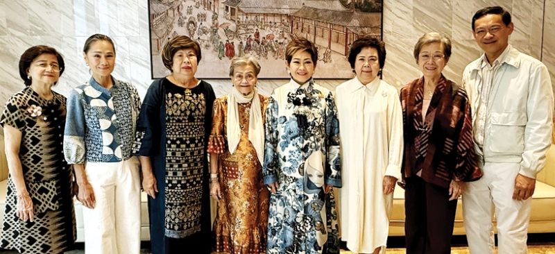 สุขสันต์วันเกิด : ศิริขวัญ จันทรางศุ, วรรณวิภา เหราบัตย์ และคณะ จัดงานเลี้ยงวันคล้ายวันเกิดให้แก่
คุณหญิงณัฐิกา วัธนเวคิน อังอุบลกุล ประธานสหพันธ์สมาคมสตรีนักธุรกิจและวิชาชีพแห่งประเทศไทย
และ ไพลิน ภัยลี้ นายกก่อตั้งสมาคมสตรีนักธุรกิจฯ สมุทรปราการ โดยมี มาลีรัตน์ ปลื้มจิตรชม, พนิดา
ชอบวณิชชา, จตุพร ลิ้มปิยะศรีสกุล และ อรรถสิทธิ์ ดำรงรัตน์ ร่วมงาน ที่ ห้องอาหารเชฟแมน ราชดำริ
