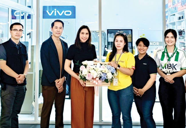 เปิดสาขาใหม่ : ชวรมย์ มังคละคีรี กก.ผจก.บจก.เดอะไนน์ ติวานนท์ ผู้บริหาร
ศูนย์การค้าในเครือเอ็ม บี เค แสดงความยินดีกับ กัลยา จำปาทอง ผู้จัดการสาขา
ร้าน BaNANA ในโอกาสเปิดสาขาใหม่ สินค้าไอทีและอุปกรณ์ไลฟ์สไตล์ทันสมัย
การันตีคุณภาพจากผู้ผลิตโดยตรง ที่ ศูนย์การค้าเดอะไนน์ เซ็นเตอร์ ติวานนท์