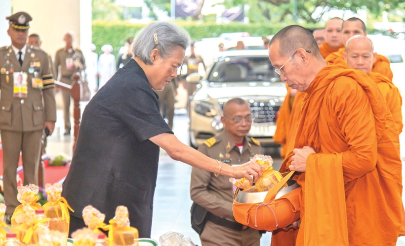 สมเด็จพระกนิษฐาธิราชเจ้า กรมสมเด็จพระเทพรัตนราชสุดาฯ สยามบรมราชกุมารี อุปนายิกาผู้อำนวยการสภากาชาดไทย และ นายกสภาสถาบันการพยาบาลศรีสวรินทิรา สภากาชาดไทย เสด็จพระราชดำเนินไปทรงบาตรพระสงฆ์ เนื่องในโอกาสวันกำเนิดครบรอบ 9 ปี สถาบันการพยาบาลศรีสวรินทิรา สภากาชาดไทย (112 ปี วิทยาลัยพยาบาลสภากาชาดไทย) ณ สถาบันการพยาบาลศรีสวรินทิรา สภากาชาดไทย เขตปทุมวัน กรุงเทพมหานคร เมื่อวันจันทร์ที่ 15 มิถุนายน 2569