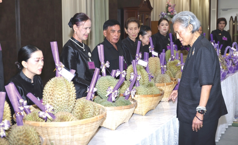 สมเด็จพระกนิษฐาธิราชเจ้า กรมสมเด็จพระเทพรัตนราชสุดาฯ สยามบรมราชกุมารี เสด็จออก ณ วังสระปทุม กรุงเทพมหานคร พระราชทานพระราชวโรกาสให้ นายวีระพันธ์ ดีอ่อน ผู้ว่าราชการจังหวัดปราจีนบุรี นำคณะข้าราชการ และผู้แทนเกษตรกรจังหวัดปราจีนบุรี เฝ้าทูลละอองพระบาท ทูลเกล้าทูลกระหม่อมถวายผลผลิตทางการเกษตรที่ปลูกในพื้นที่จังหวัดปราจีนบุรี อาทิ ทุเรียน ส้มโอ เงาะ กระท้อน หน่อไม้ เมื่อวันศุกร์ที่ 12 มิถุนายน 2569 เวลา 17.30 น.