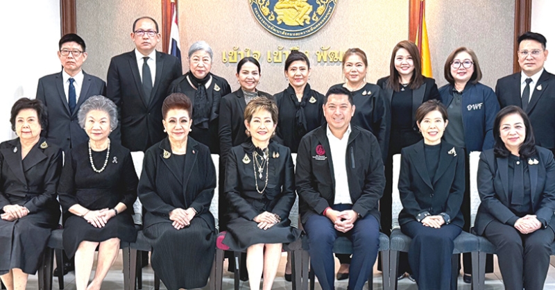 ขับเคลื่อนงาน : คุณหญิงณัฐิกา วัธนเวคิน อังอุบลกุล ประธานสหพันธ์สมาคมสตรีนักธุรกิจและวิชาชีพ
แห่งประเทศไทย ในพระบรมราชินูปถัมภ์ เข้าพบและหารือการจัดกิจกรรมร่วมกับ นิกร โสมกลาง
รมว.การพัฒนาสังคมและความมั่นคงของมนุษย์ และ กันตพงศ์ รังษีสว่าง ปลัดกระทรวงฯ โดยมี ฐิตินันท์ วัธนเวคิน และ จตุพร โรจนพานิช อธิบดีกรมกิจการสตรีและสถาบันครอบครัว ร่วมหารือ