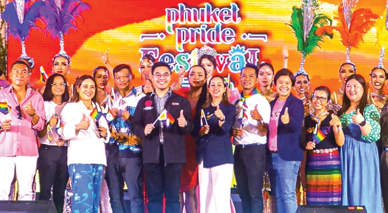 กระตุ้นเศรษฐกิจการท่องเที่ยว : เอนกชัย
เรืองรัตนากร ที่ปรึกษา รมต.กระทรวงการพัฒนาสังคมและความมั่นคงของมนุษย์ เป็นประธานในงาน “Phuket Pride Festival 2026” ยกระดับเทศกาล Pride ของประเทศไทยสู่มาตรฐานสากล และส่งเสริมสังคมที่เคารพความหลากหลายอย่างยั่งยืน โดยมี ศุภกร สุวรรณ์ นายกสมาคม
อันดามันพาวเวอร์ภูเก็ต และ นพสร สิทธิเวช
อุปนายกสมาคมฯ ร่วมต้อนรับแขก อาทิ
ลลิตา มณีศรี นายกเทศมนตรีเมือง
ป่าตอง, ณภัทร์ เอมอ่อน รักษาการแทน
ปลัดจังหวัดภูเก็ต และ ดิสรา จ่างเจริญ
ผจก.อาวุโสแผนกการตลาด ศูนย์การค้า
จังซีลอน ที่โซนเดอะเบย์ อารีน่า ศูนย์การค้าจังซีลอน ป่าตอง ภูเก็ต