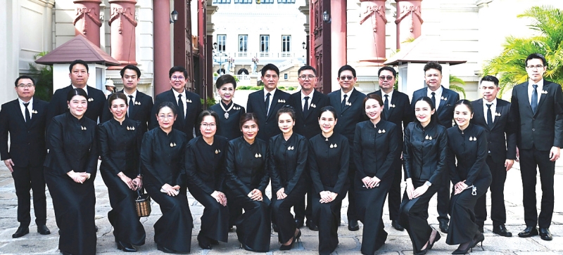 สำนึกในพระมหากรุณาธิคุณ : จตุภัทร์ ตั้งคารวคุณ ประธานเจ้าหน้าที่บริหาร บมจ.ทีโอเอ เพ้นท์ (ประเทศไทย) และ ละออ ตั้งคารวคุณ รองประธานผู้ก่อตั้ง พร้อมคณะผู้บริหารและพนักงาน น้อมถวายสักการะเบื้องหน้าพระรูป สมเด็จพระเจ้าลูกเธอ เจ้าฟ้าพัชรกิติยาภา นเรนทิราเทพยวดี กรมหลวงราชสาริณีสิริพัชร มหาวัชรราชธิดา ด้วยสำนึกในพระมหากรุณาธิคุณ ที่ทรงอุทิศพระวรกายปฏิบัติพระกรณียกิจแบ่งเบาพระราชภารกิจของพระบาทสมเด็จพระเจ้าอยู่หัว มาโดยตลอด โดยเฉพาะงานด้านกฎหมาย สิทธิมนุษยชน การช่วยเหลือผู้ด้อยโอกาส และการพัฒนาคุณภาพชีวิตของประชาชน ณ ศาลาสหทัยสมาคม ในพระบรมมหาราชวัง