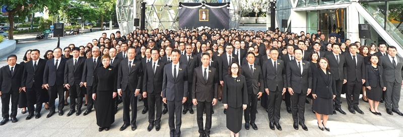 ถวายความอาลัย : ปรัธนา ลีลพนัง ประธานเจ้าหน้าที่บริหาร บริษัท แอดวานซ์ อินโฟร์ เซอร์วิส จำกัด (มหาชน) หรือ เอไอเอส พร้อมด้วยคณะผู้บริหารและ
พนักงานบริษัทในเครือ ร่วมพิธีแสดงความอาลัย น้อมสำนึกในพระกรุณาธิคุณอันหาที่สุดมิได้ เบื้องหน้าพระรูป สมเด็จพระเจ้าลูกเธอ เจ้าฟ้าพัชรกิติยาภา นเรนทิราเทพยวดี
กรมหลวงราชสาริณีสิริพัชร มหาวัชรราชธิดา พร้อมทั้งน้อมจิตตั้งมั่นแสดงออกถึงความจงรักภักดีและลงนามถวายความอาลัย น้อมรำลึกถึงพระกรณียกิจอันทรง
คุณูปการยิ่ง ที่พระองค์ทรงอุทิศพระวรกายในการทรงงานเพื่อประโยชน์สุขของพสกนิกรชาวไทยอย่างต่อเนื่อง ที่บริเวณหน้าอาคารเพิร์ล กรุงเทพมหานคร
