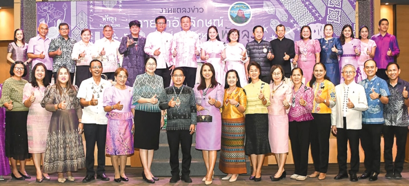 มรดกทางวัฒนธรรม : สุจินต์ วาจากิจ ผวจ.พัทลุง และ วิมลมาศ วาจากิจ นายกเหล่ากาชาดจังหวัดพัทลุง ร่วมกับหัวหน้าส่วนราชการ ผู้แทนภาคเอกชน และกลุ่มผู้ผลิตผ้าจากทั่วทั้งจังหวัดพัทลุง แถลงข่าวเปิดตัว “ผ้าแบรนด์พัทลุง” หรือผ้าลายอัตลักษณ์จังหวัดพัทลุง ที่สะท้อนเรื่องราว วิถีชีวิต ภูมิปัญญา และอัตลักษณ์ของผู้คนในท้องถิ่นที่ได้รับการสืบทอดจากรุ่นสู่รุ่น
เพื่อยกระดับผืนผ้าพื้นถิ่นของจังหวัดพัทลุงให้เป็นที่รู้จักทั้งในระดับประเทศและนานาชาติ ที่โรงแรมศิวา รอยัล จ.พัทลุง